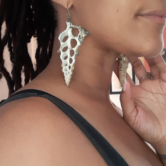 Large conch shell earrings - Picture 2 of 2